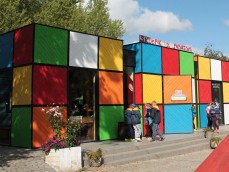 Sklepik z pamiątkami i rekwizytami dla młodych iluzjonistów