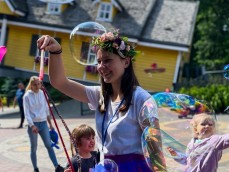 Puszczanie baniek pod Latającą Chatą Tajemnic z Królową Jesieni