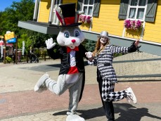 Puszczanie baniek z Farmusiem pod Latającą Chatą Tajemnic