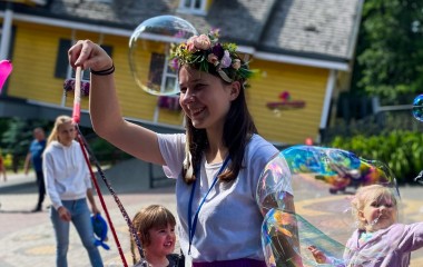 Puszczanie baniek pod Latającą Chatą Tajemnic z Królową Jesieni